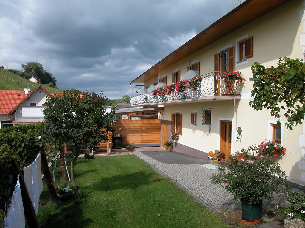 Winzerhof Familie Kloeckl Apartment Klöch Exterior foto